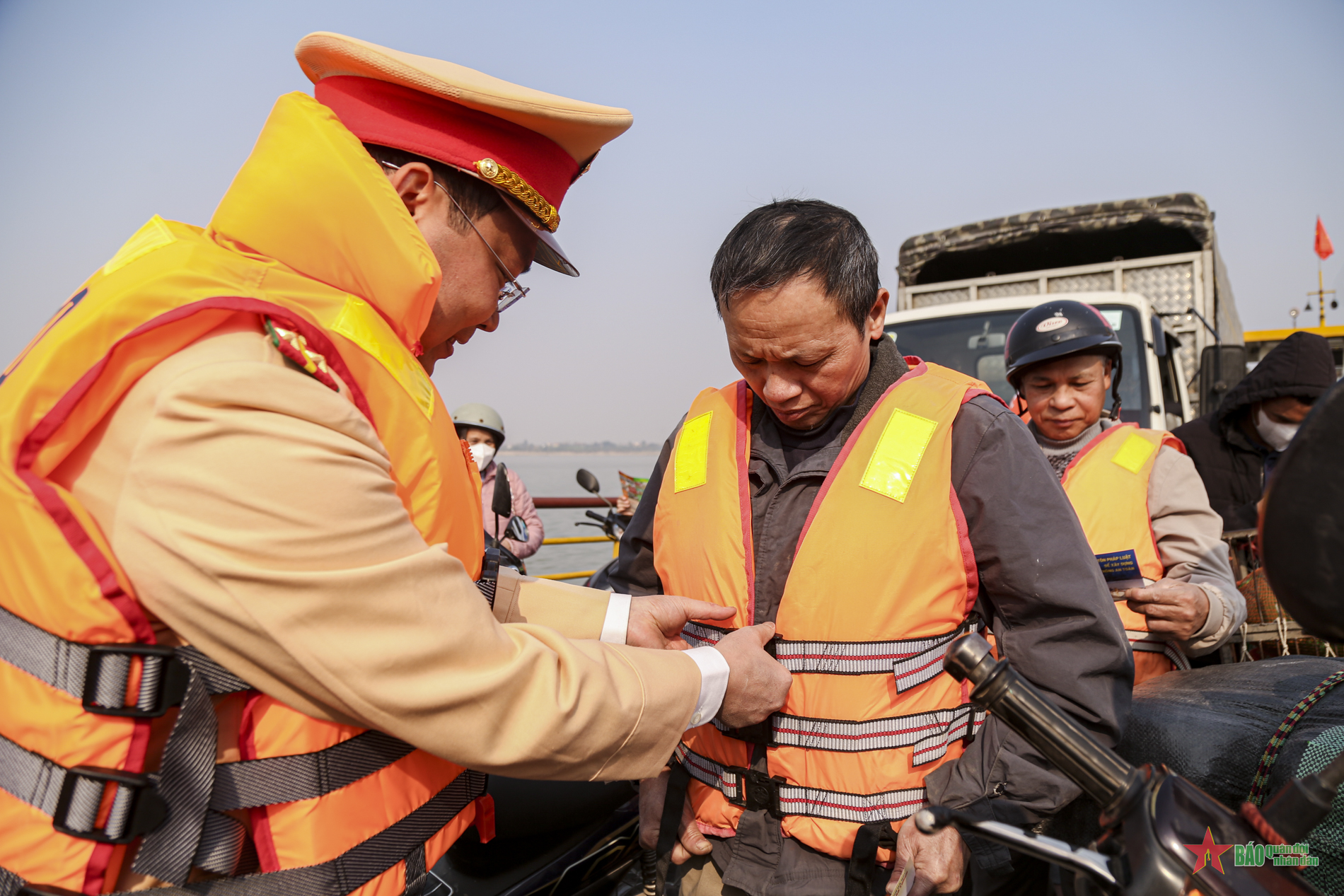 Bảo đảm an toàn giao thông đường thủy trên các tuyến sông Đà, sông Hồng
